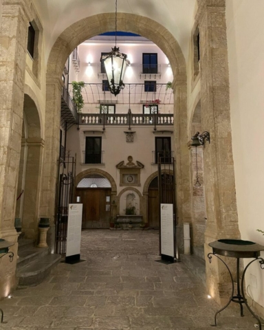 Facciata barocca di Palazzo Drago Airoldi a Palermo