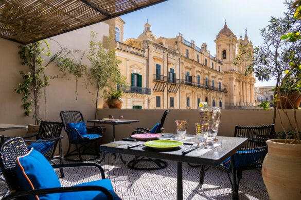 Terrazza del Q92 Noto Hotel con vista sulla Cattedrale di San Nicolò, perfetta per colazione o aperitivo nel cuore di Noto